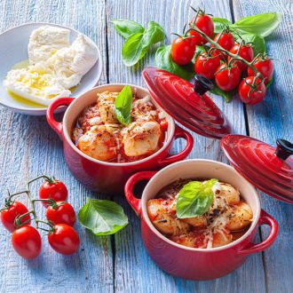 Kopytka z sosem pomidorowym, mozzarellą, bazylią i Parmigiano Reggiano
