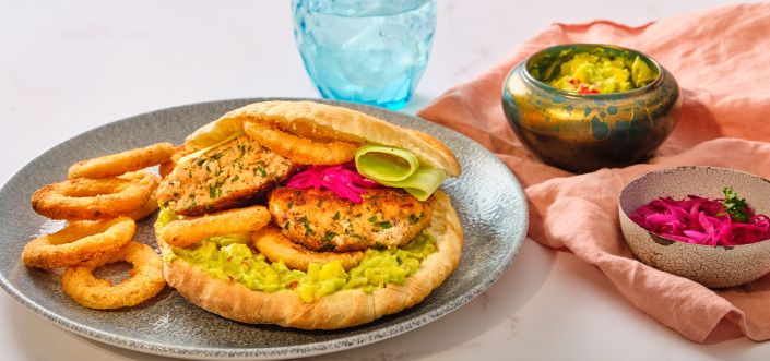 Burger od lososa  sa sosom od avokada i manga sa AVIKO Onion Rings