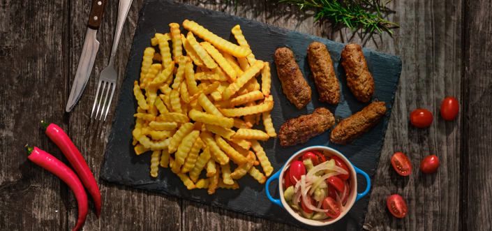 Recipe for the perfect dinner - AVIKO Zig Zag, grilled cevaps and spring salad.