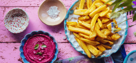 Domaći Mama's Fries sa ružičastim dipom od cvekle