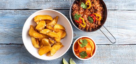 Chilli con carne sa šargarepom, limetom i korijander salatom poslužen sa začinjenim AVIKO Pati Parts Tex Mex