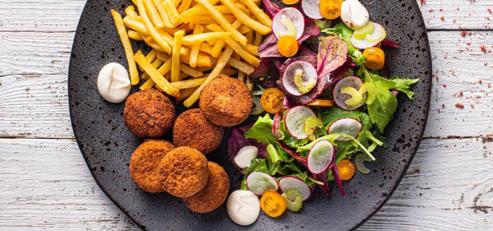 Ćufte od tunjevine sa domaćom salatom i AVIKO Super Crunch Julienne krompirićima