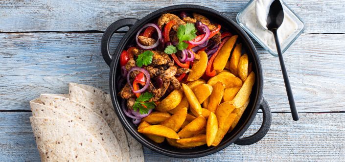 Fajitas sa piletinom, paprikama, crvenim lukom,jogurtom i pasuljom posluženi sa AVIKO Pati Parts Tex Mex