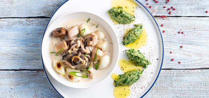 Pileći gulaš sa pečurkama i vlašcem poslužen sa AVIKO  Purée sa svežim spanaćem