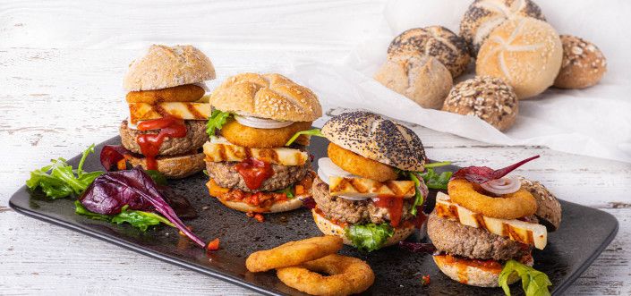 Mini hamburgery z serem halloumi, krążkami cebulowymi, pikantną salsą i sałatką