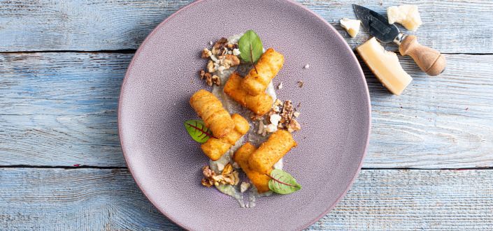 AVIKO Pom' croquettes posluženi sa sosom od četiri vrste sira i pečenim orasima