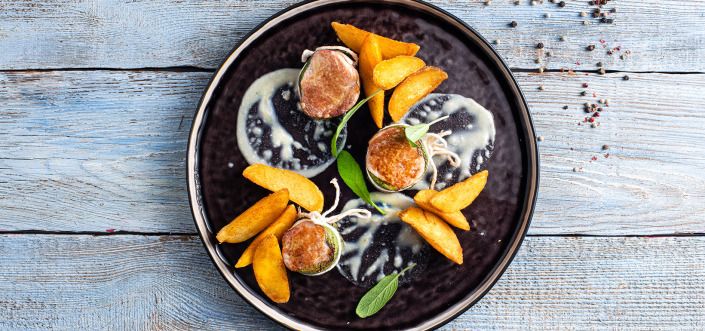 Svinjski medaljoni sa sosom od sira posluženi sa AVIKO Pati Parts Tex Mex