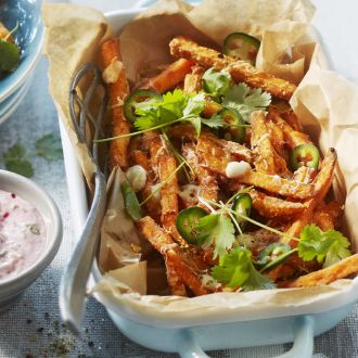 Słodkie frytki zapiekane z serem i jalapeno z sosem kolendrowym