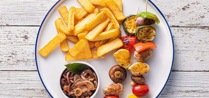 Pileći ražnjići sa salsiccijom, povrćem i karamelizovanim lukom i AVIKO Steak Fries