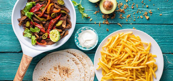 Fajitas sa govedinom, lukom, paprikom, kiselom pavlakom i AVIKO Super Crunch Julienne krompirićima