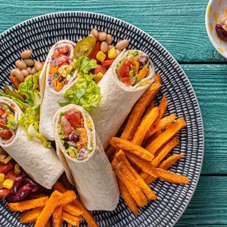 Burrito z kremem z fasoli i kolendry podane z frytkami z batatów