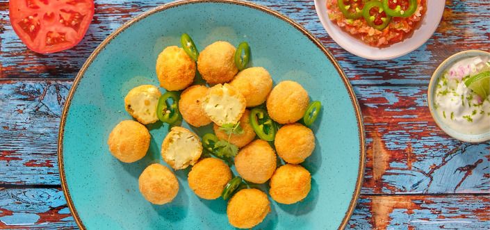 AVIKO Jalapeño Balls sa sosom od paradajza i sosom od jogurta i limete