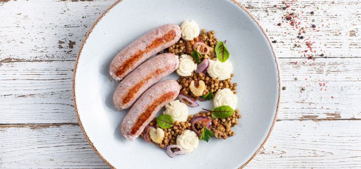 Soczewica z salsiccią, czyli włoską białą kiełbaską, selerem i pomidorami z purée z mlekiem i masłem