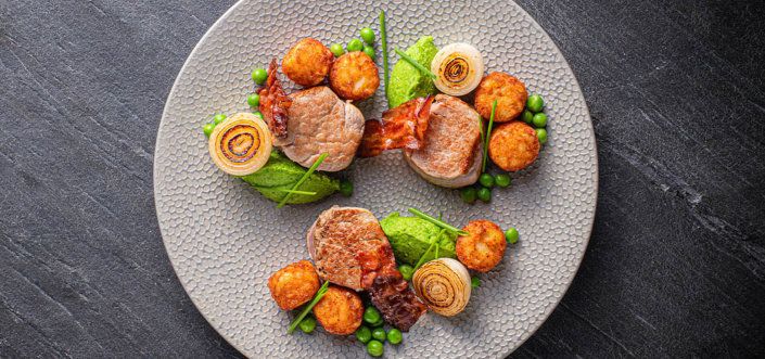 AVIKO Mini Rösti sa svinjskim medaljonima, hrskavom slaninom i pastom od svežeg graška