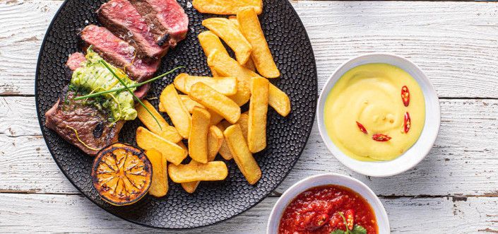 Entrecote na žaru poslužene sa AVIKO Steak Fries i domaćim sosom